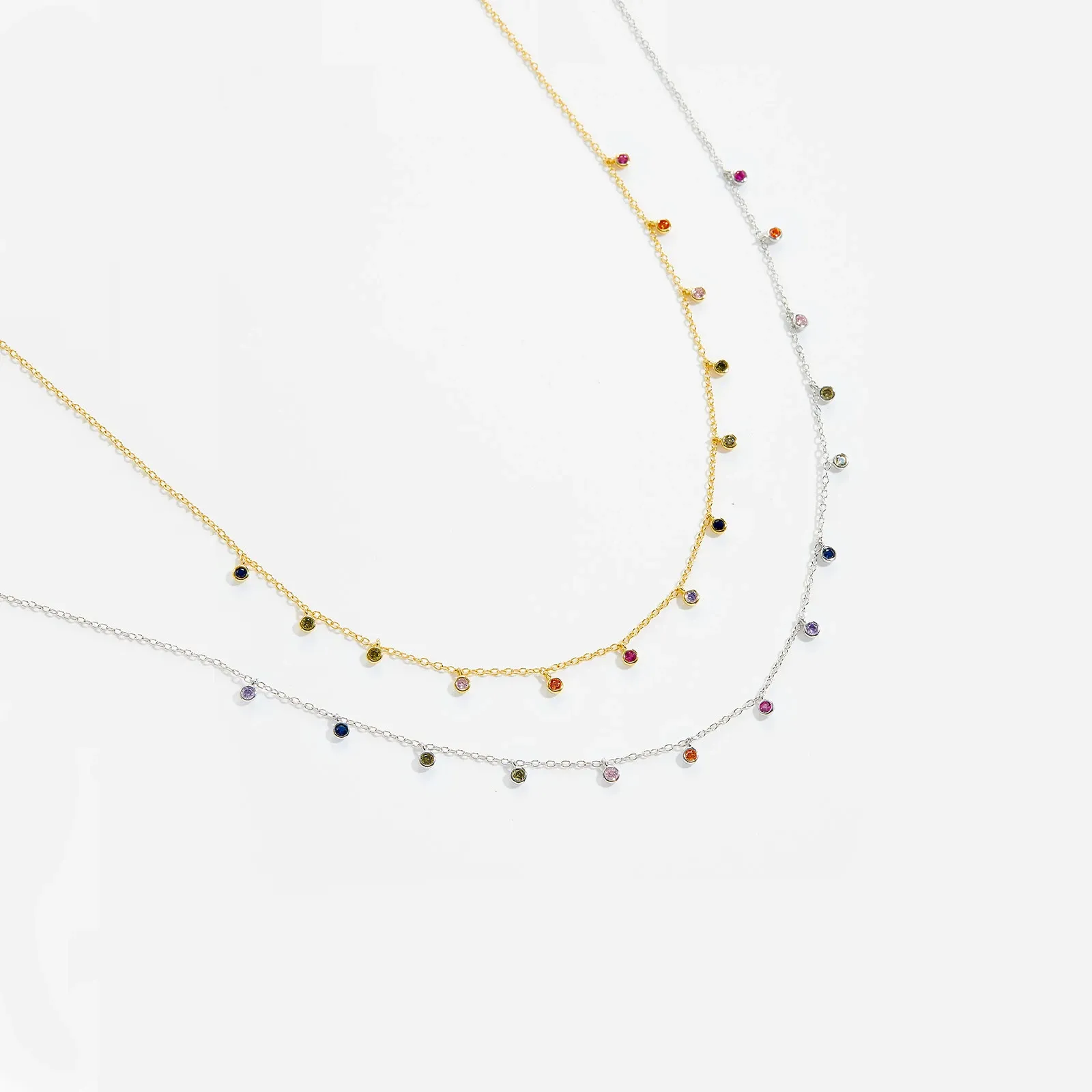 Деликатно златисто колие чокър от 925 сребро с цветен циркон