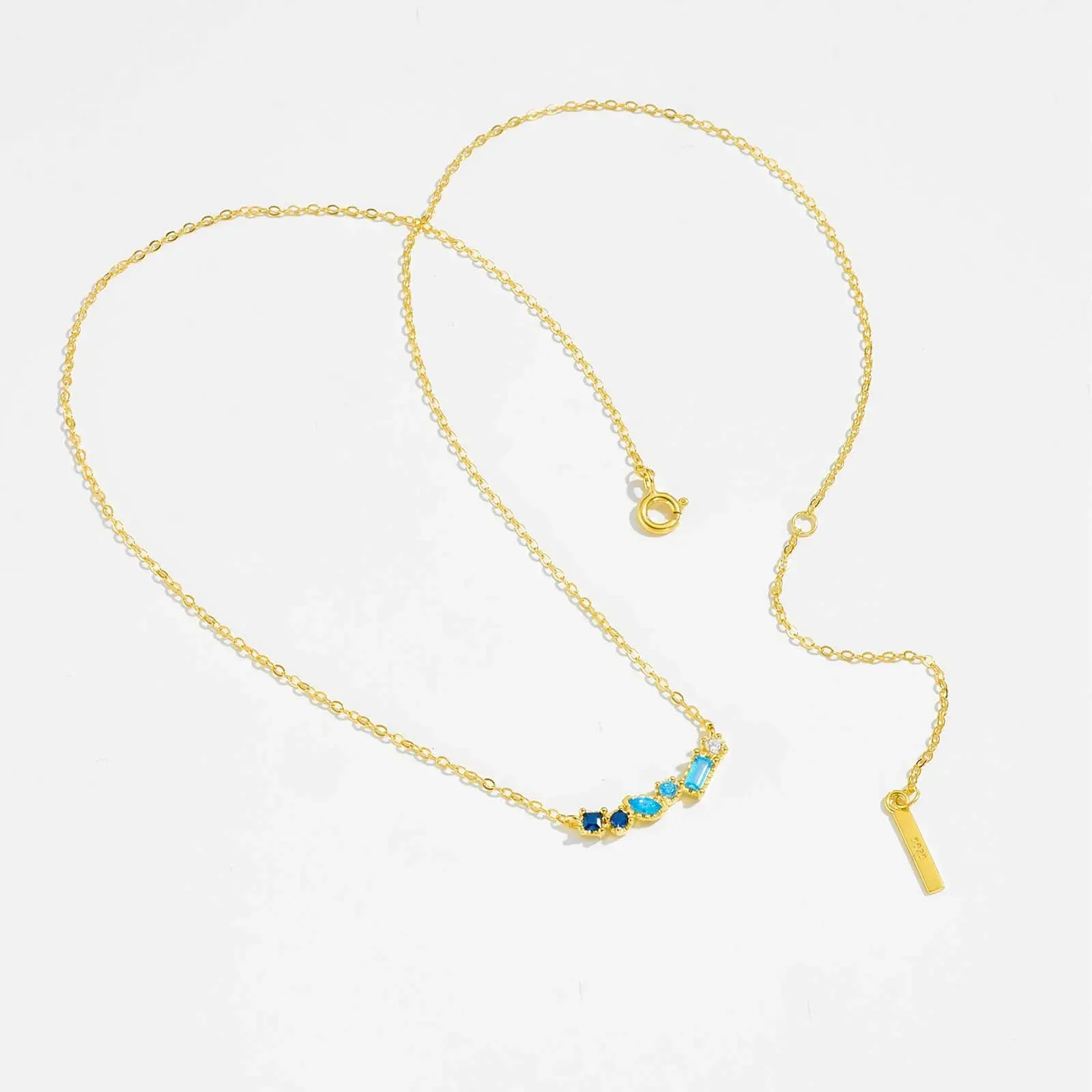 Деликатно златисто колие от 925 сребро с hand-heart циркон