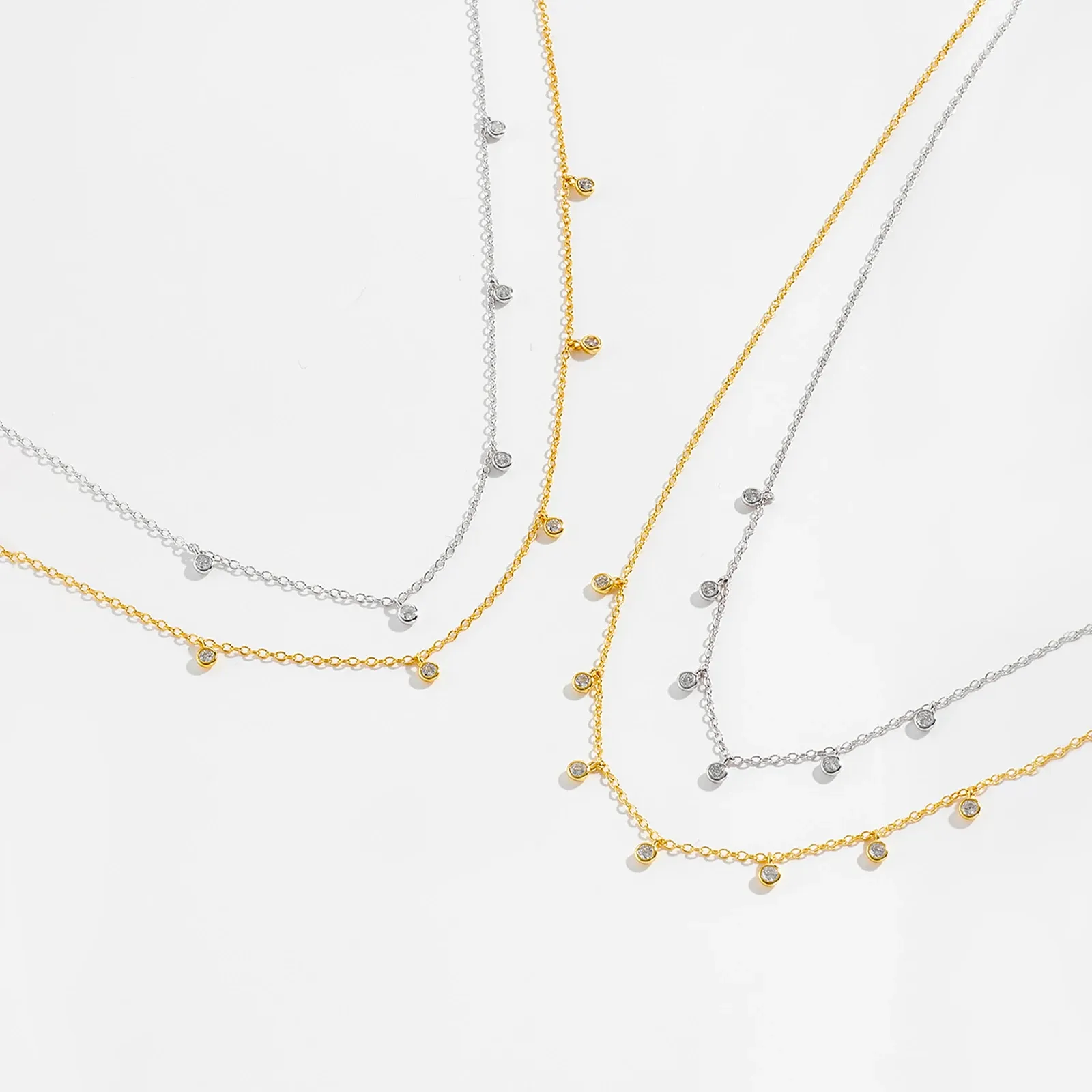 Фино златисто колие от 925 с циркон и регулируема верижка