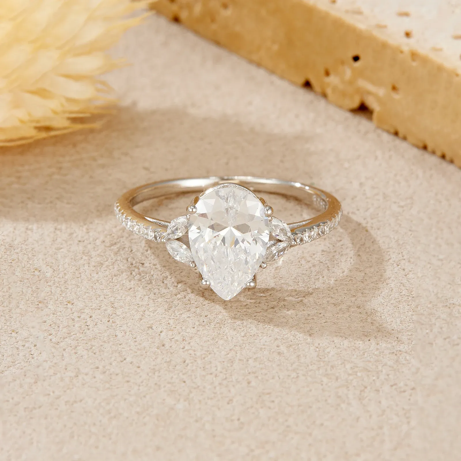 AP 925 сребърен пръстен с капковиден циркон и фин силует