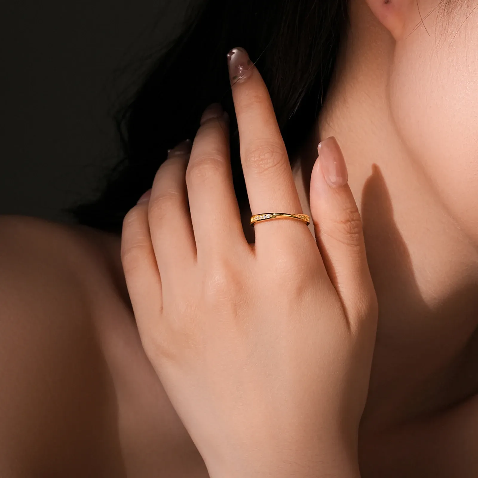 Фин сребърен пръстен с вълнообразен силует и циркон ANDYWEN