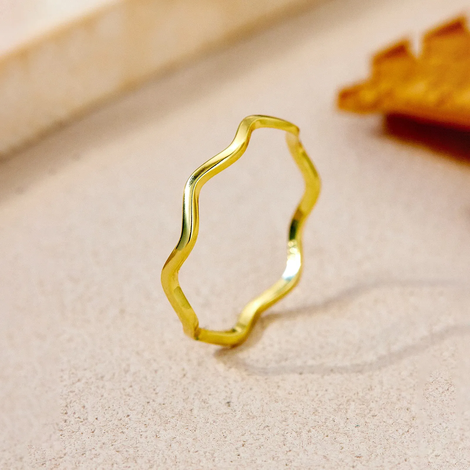 Фин сребърен пръстен с вълнообразен силует и циркон ANDYWEN