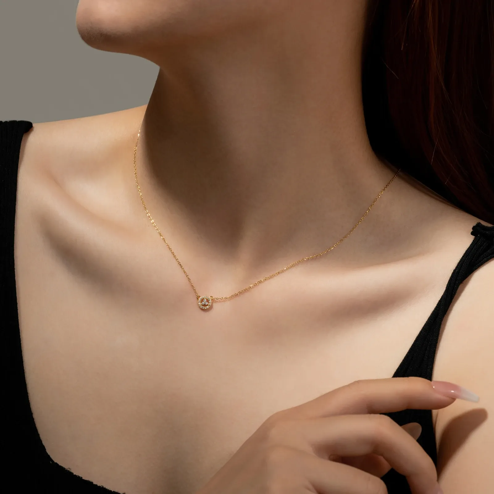 ANDYWEN 925 сребърно колие с hand-heart циркон и златисто покритие