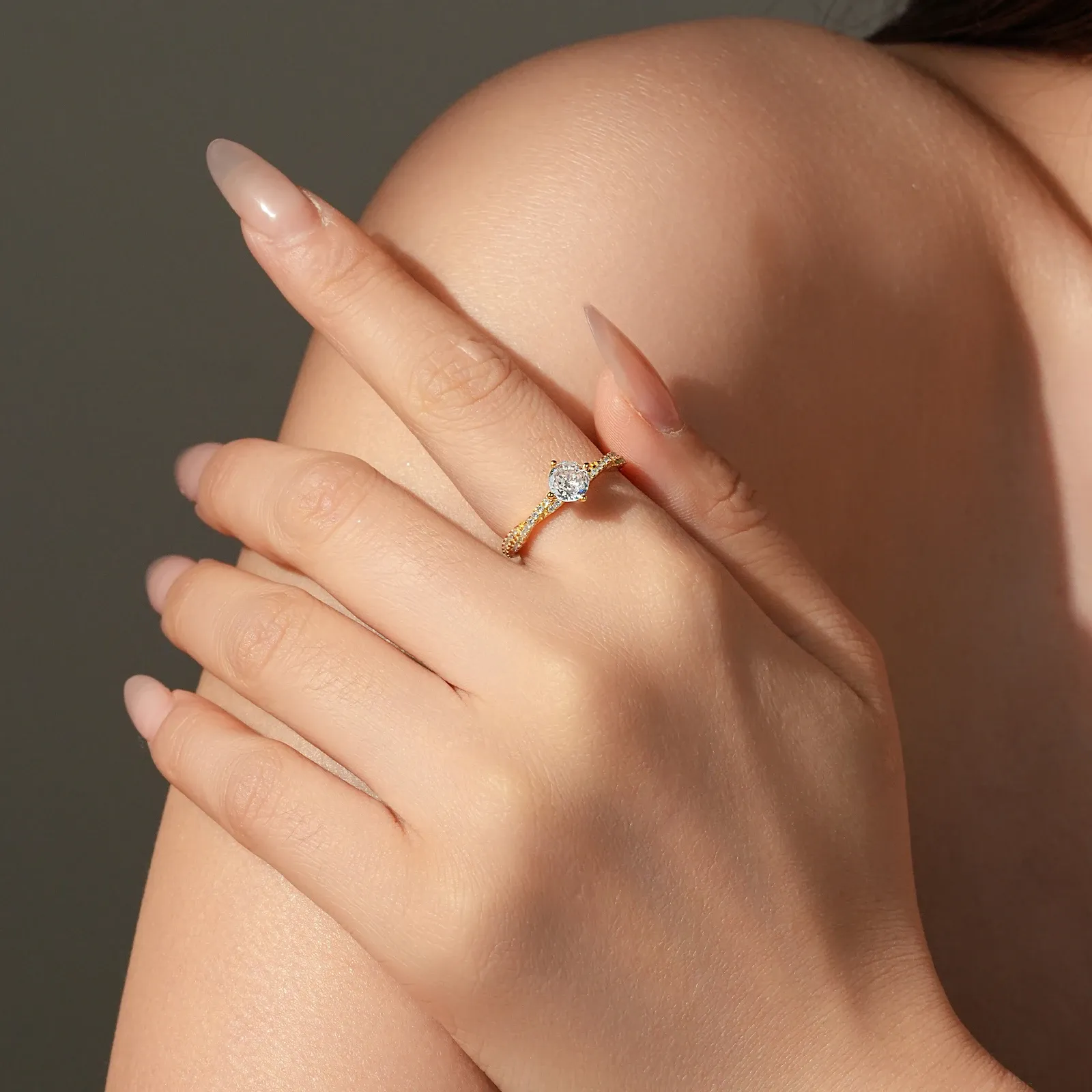 Фин сребърен пръстен с усукана линия и кръгъл циркон ANDYWEN