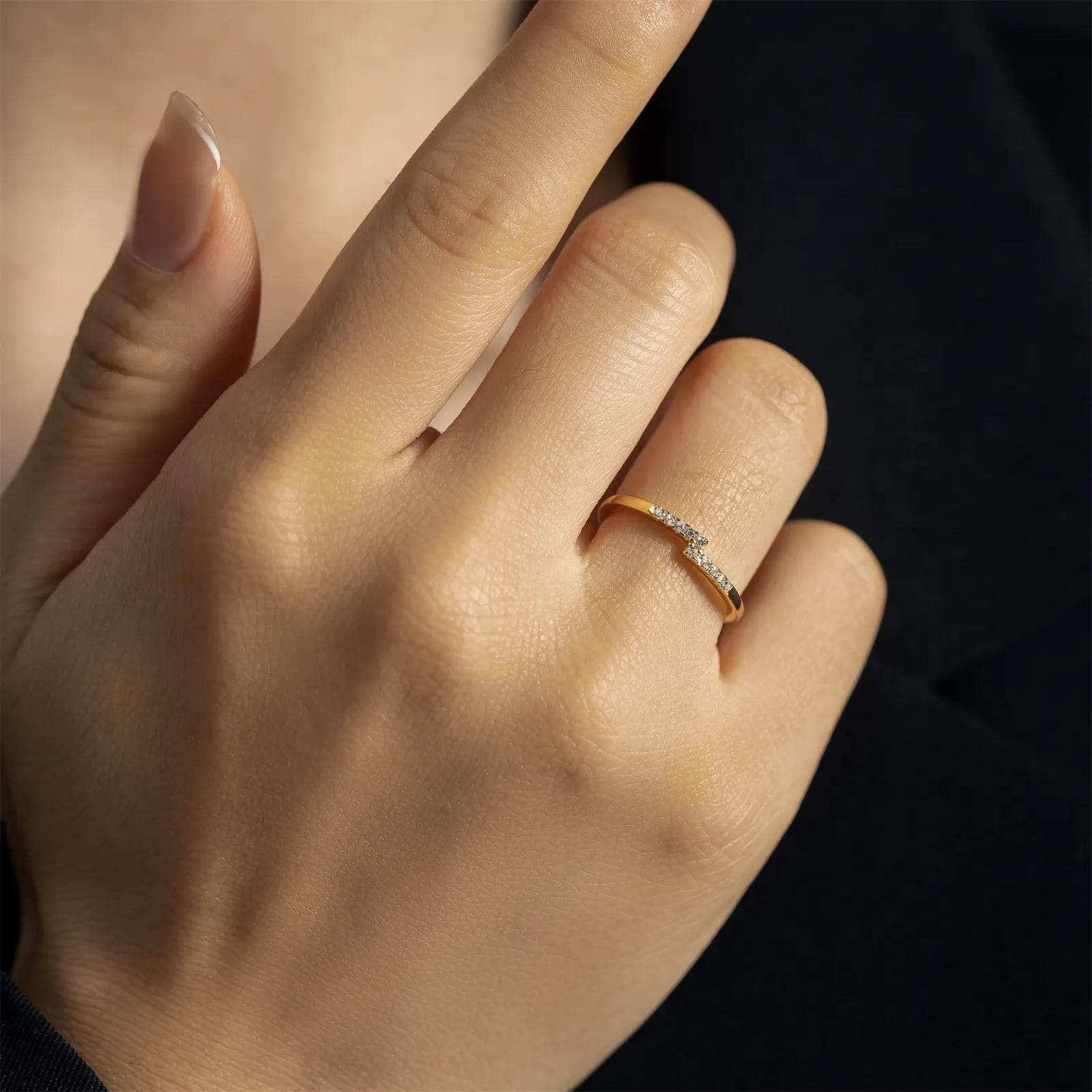 Фин регулируем пръстен от 925 сребро с позлатен кръст и циркон