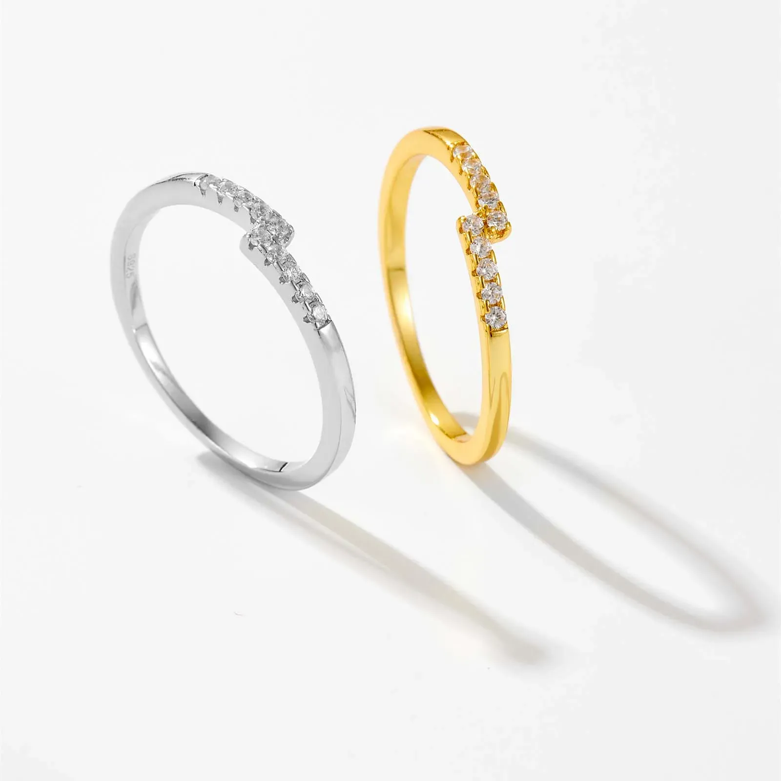 Фин регулируем пръстен от 925 сребро с позлатен кръст и циркон