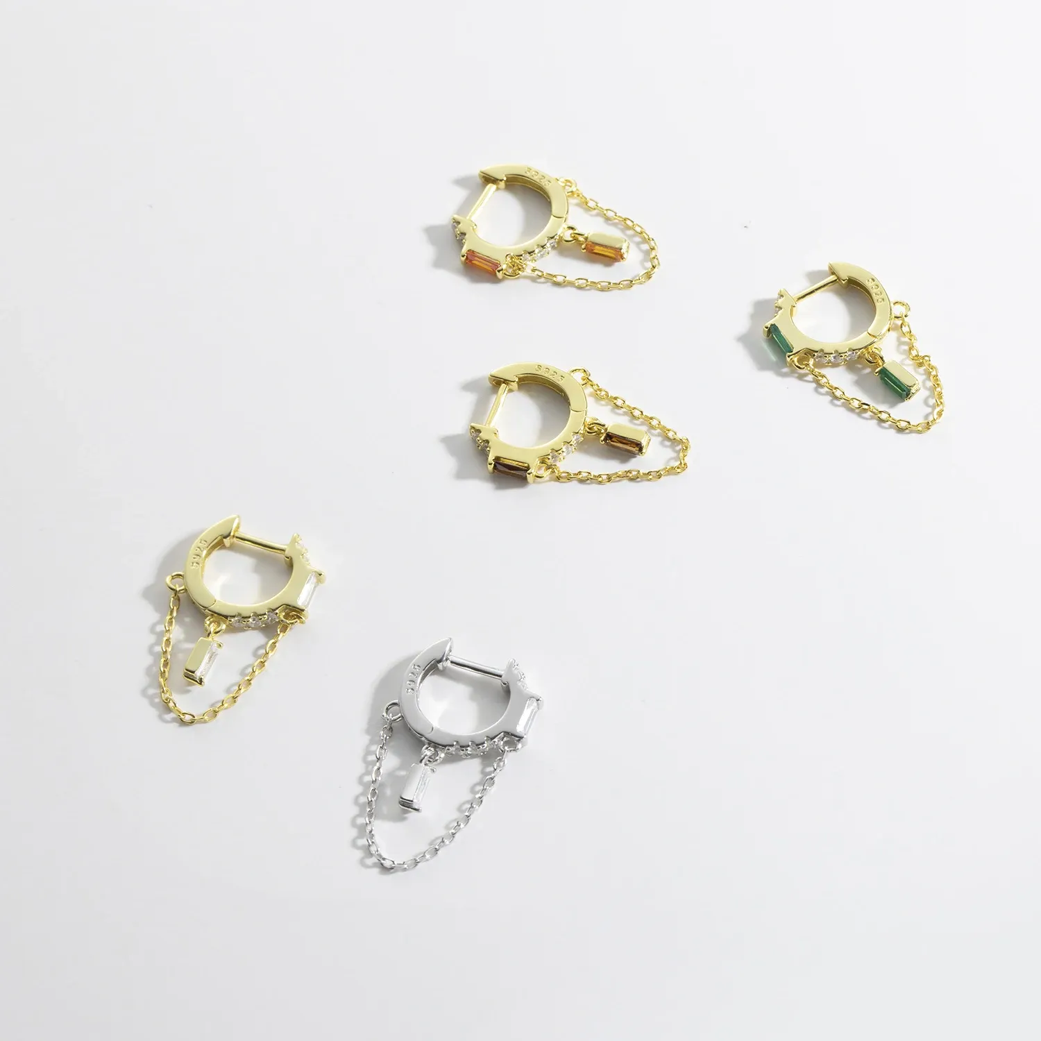 Фини висящи обеци от 925 сребро с позлатен акцент и зелен циркон