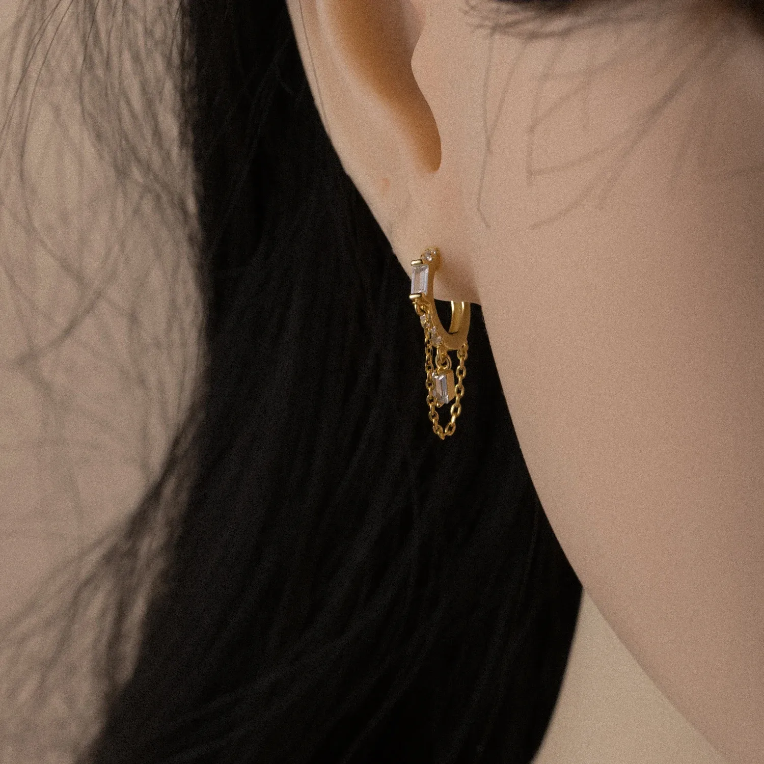 Фини висящи обеци от 925 сребро с позлатен акцент и зелен циркон