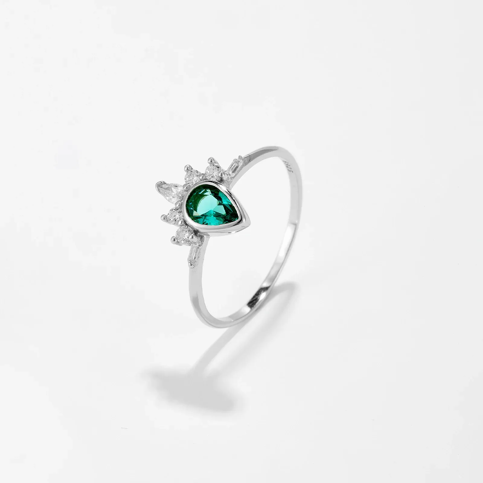 Сребърен пръстен с капковиден зелен циркон и сертификат