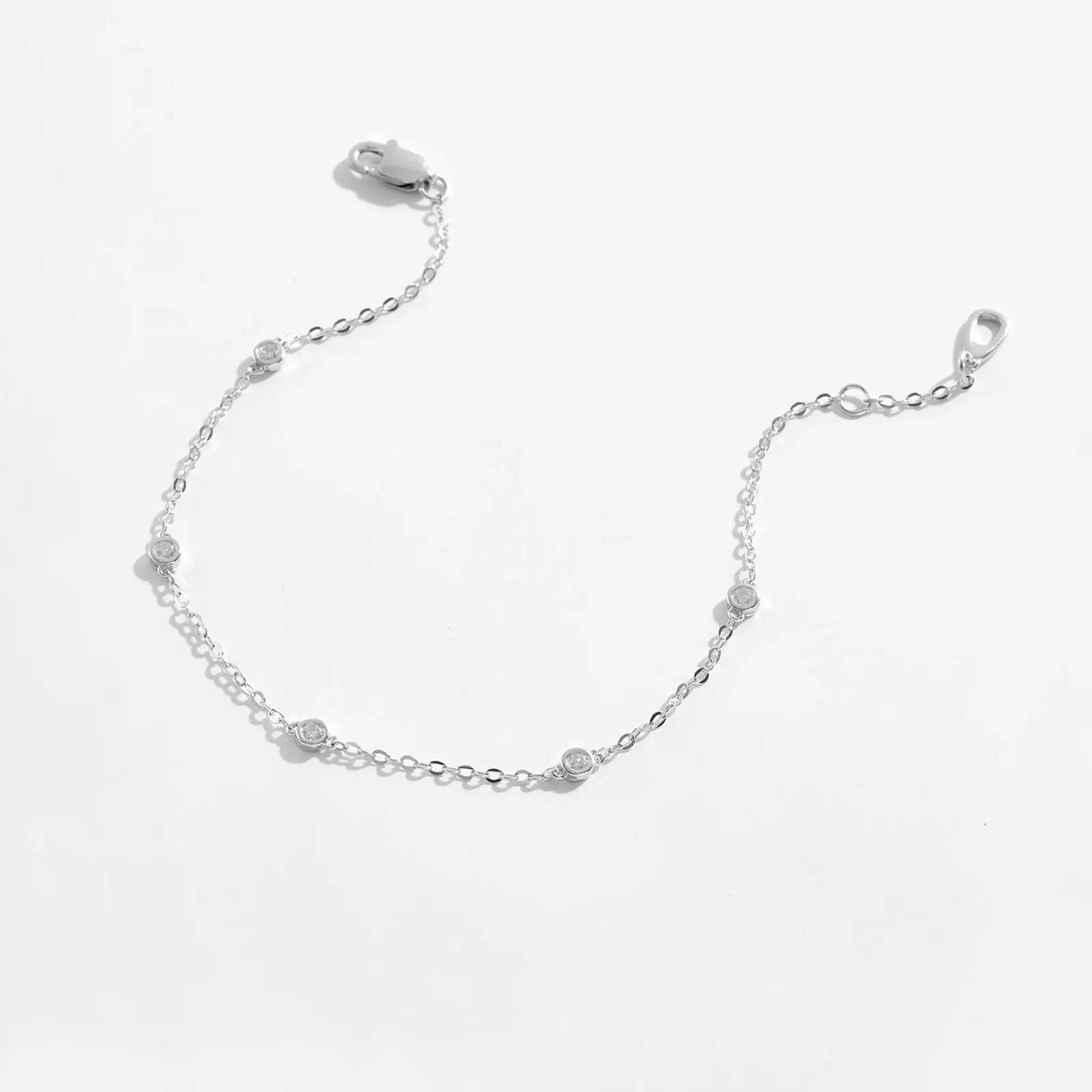 Фина позлатена гривна от 925 сребро с циркон и кръст