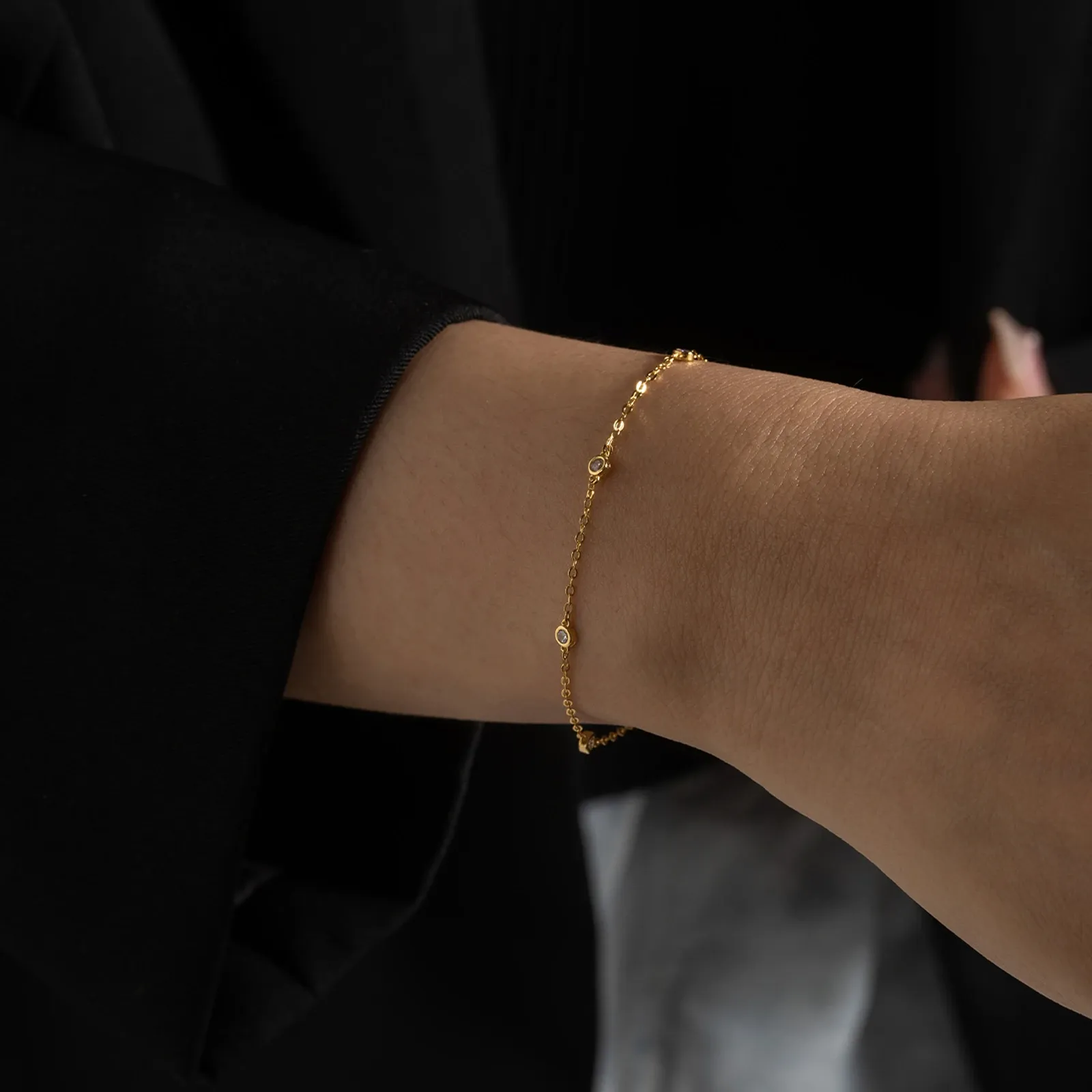 Фина позлатена гривна от 925 сребро с циркон и кръст