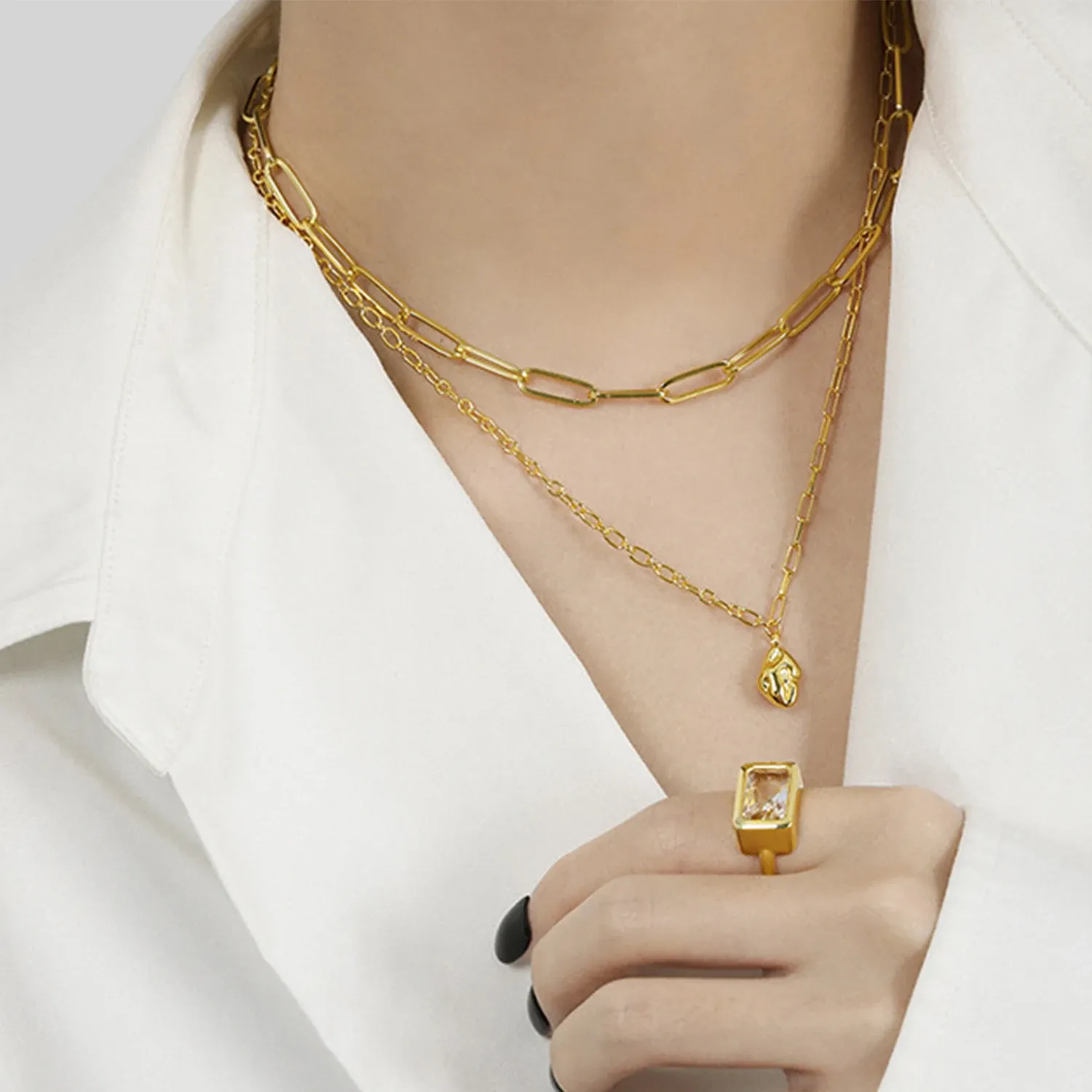 Фино златисто колие от 925 сребро с ръка и сърце