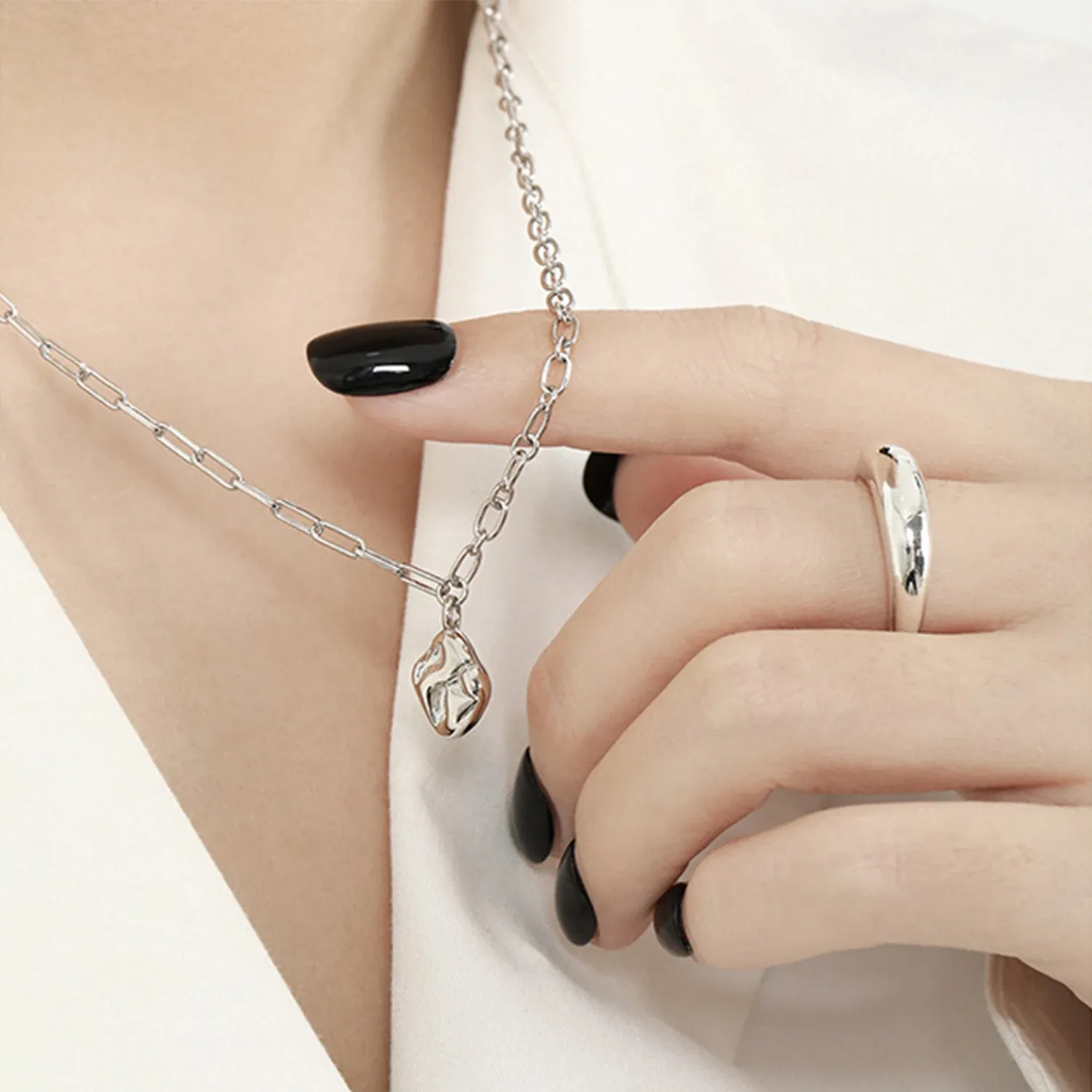 Фино златисто колие от 925 сребро с ръка и сърце