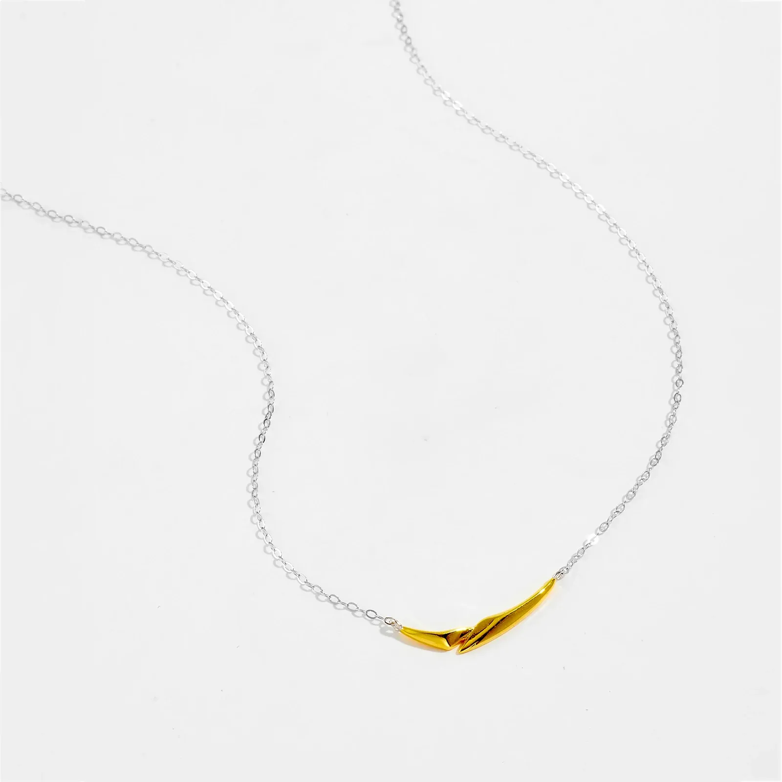 ANDYWEN 925 сребърно златисто чокър колие с гладък 22 мм медальон