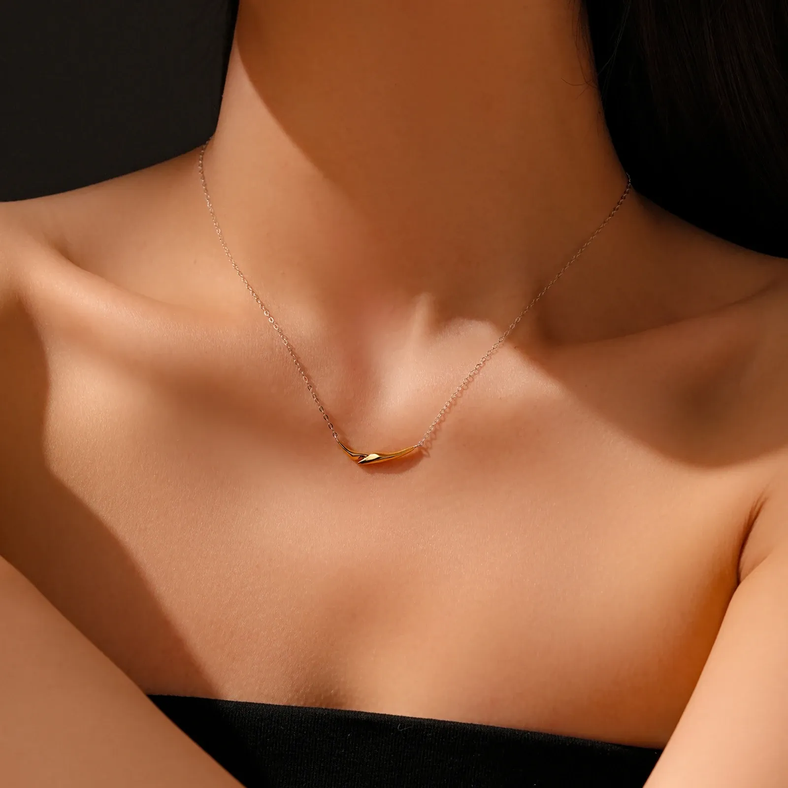 ANDYWEN 925 сребърно златисто чокър колие с гладък 22 мм медальон