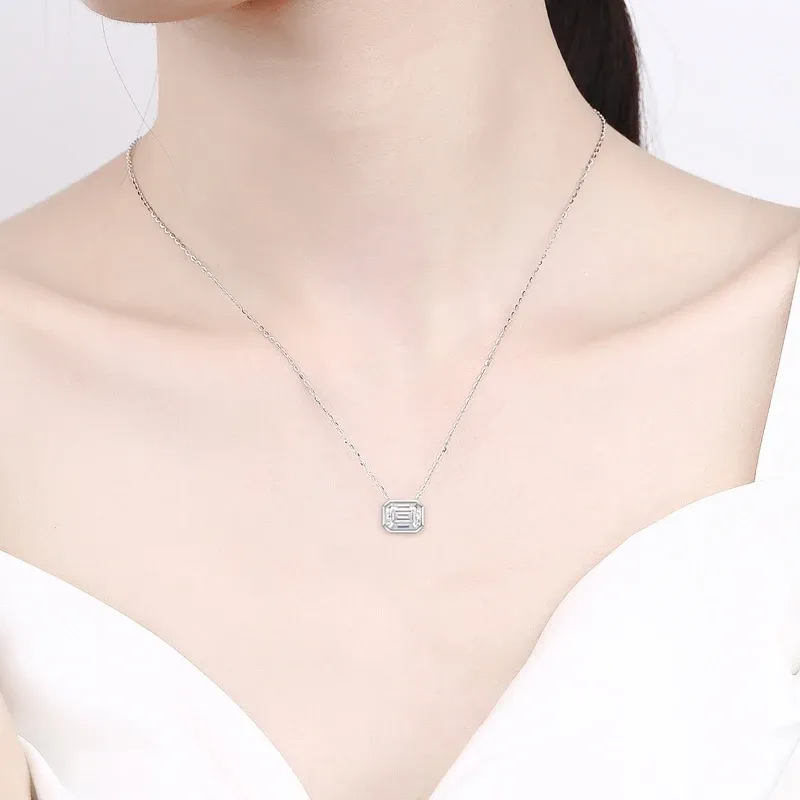 Сребърно колие с моисанит 2 карата и позлатен завършек Oevas