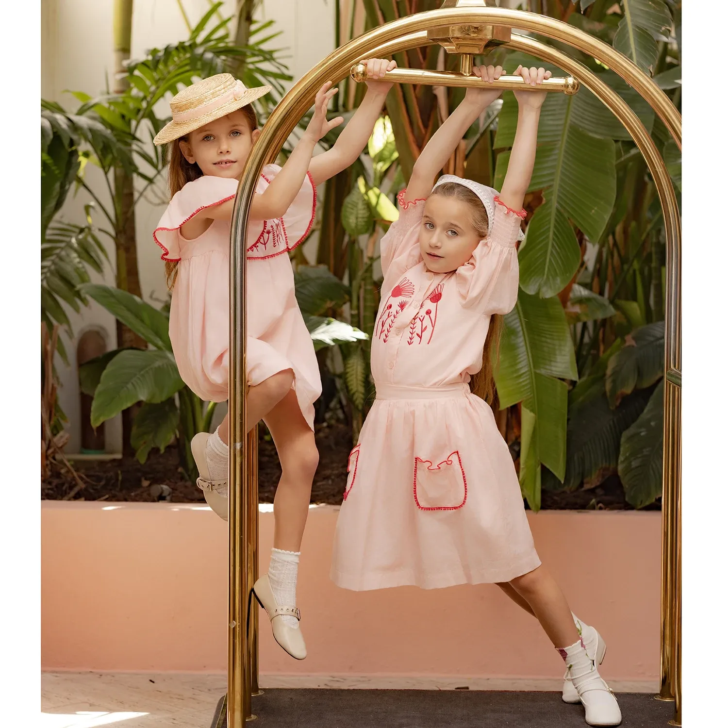 Детска ленено-памучна рокля с флорална бродерия и ефирни ръкави