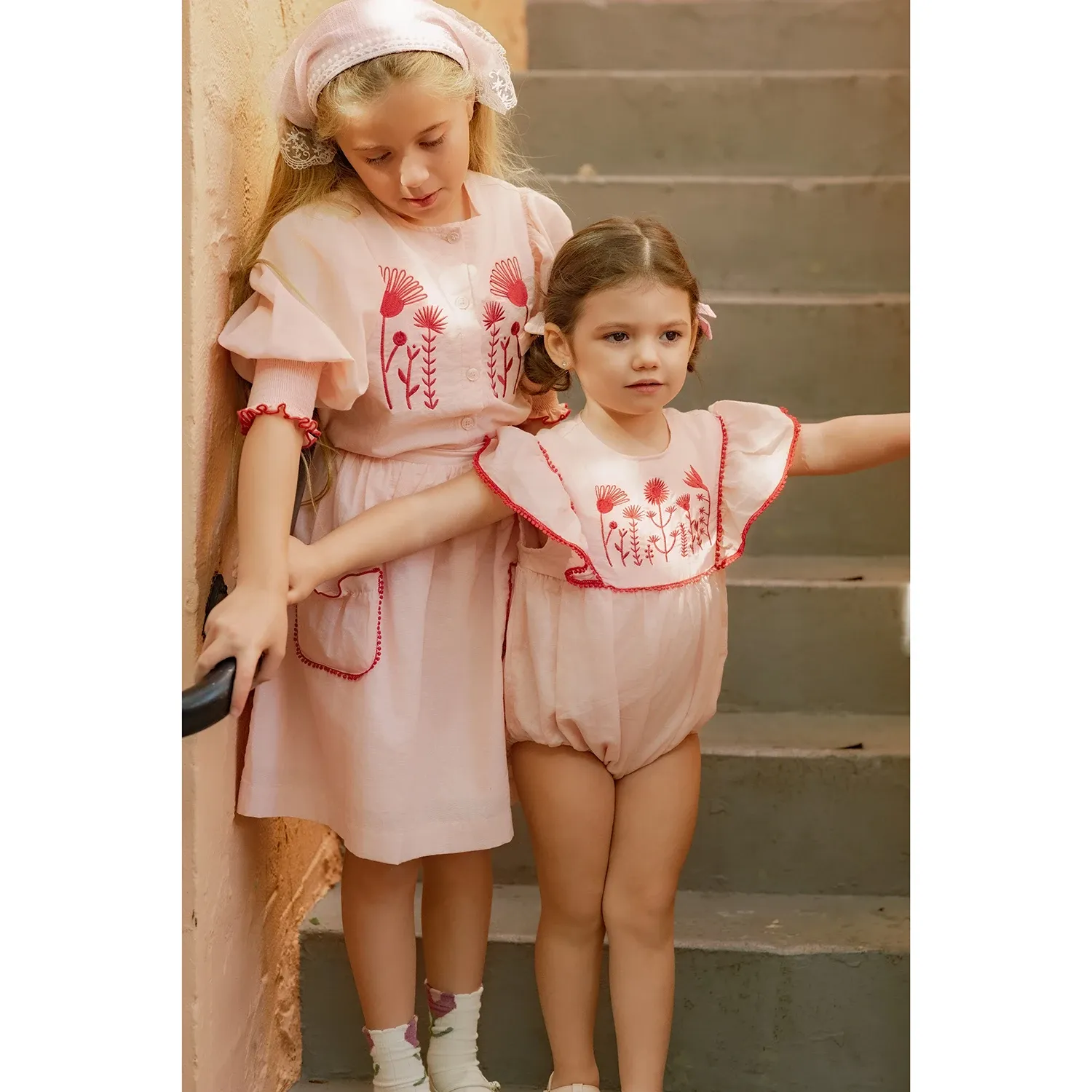 Детска ленено-памучна рокля с флорална бродерия и ефирни ръкави