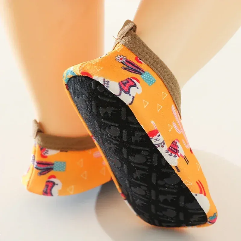 Детски аква чорапки с гумена подметка и картунен мотив