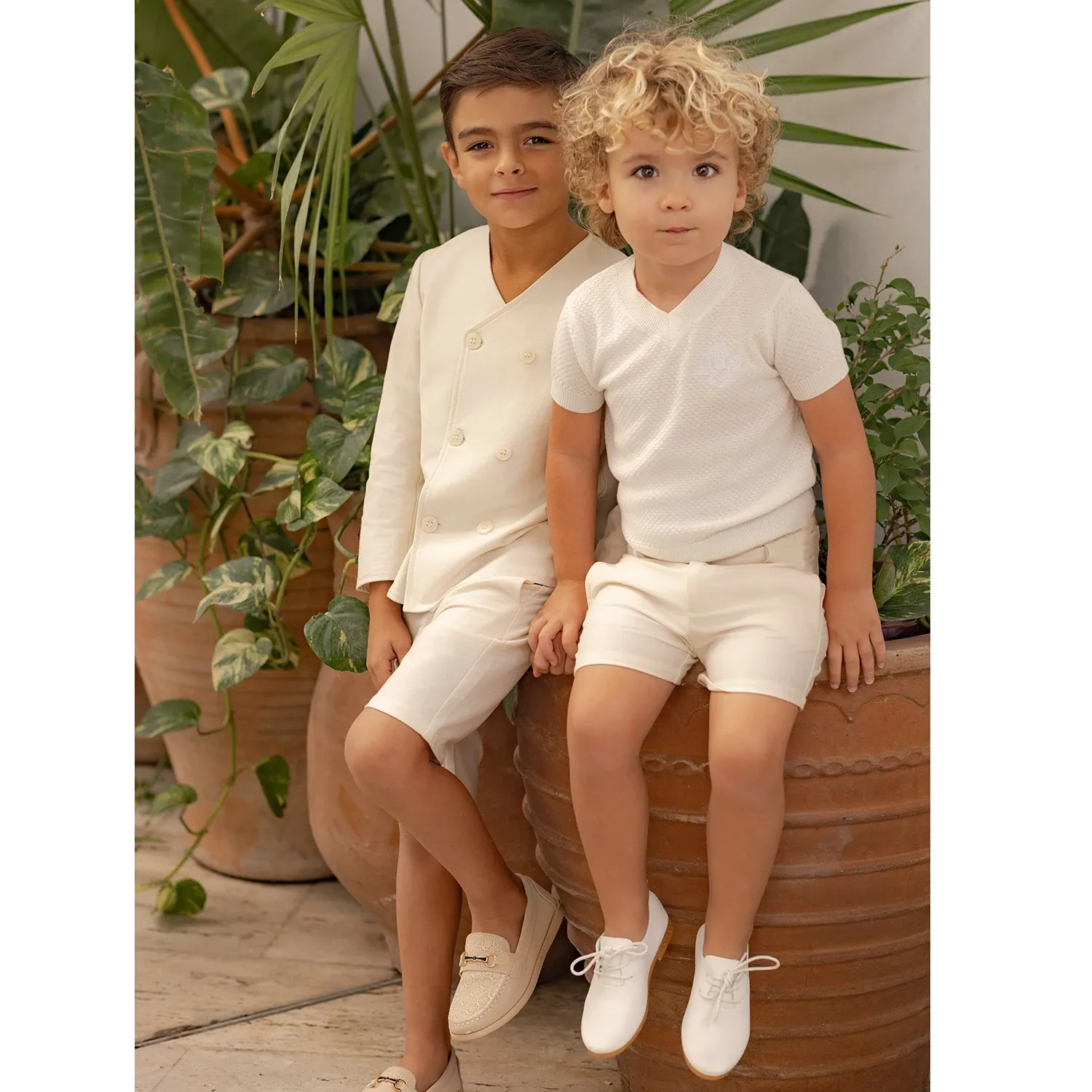 Елегантна детска рокля с бродерия и леко сако за семейни визии