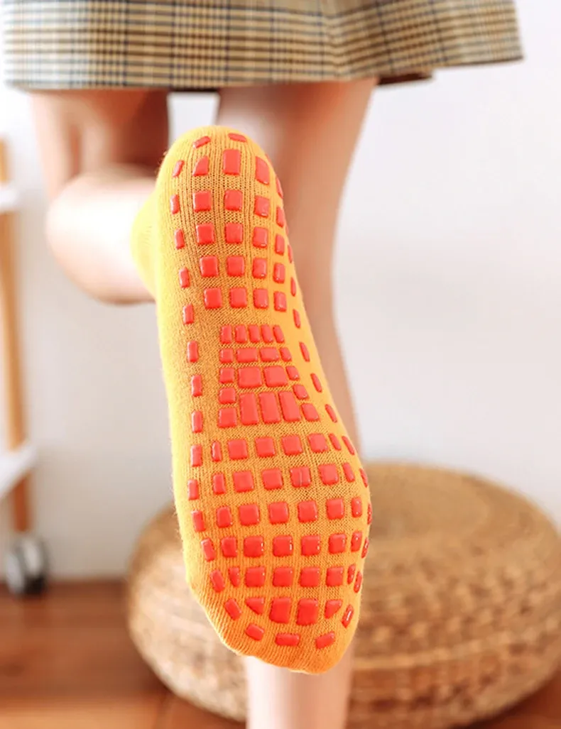 Противохлъзгащи детски и семейни чорапи за батут