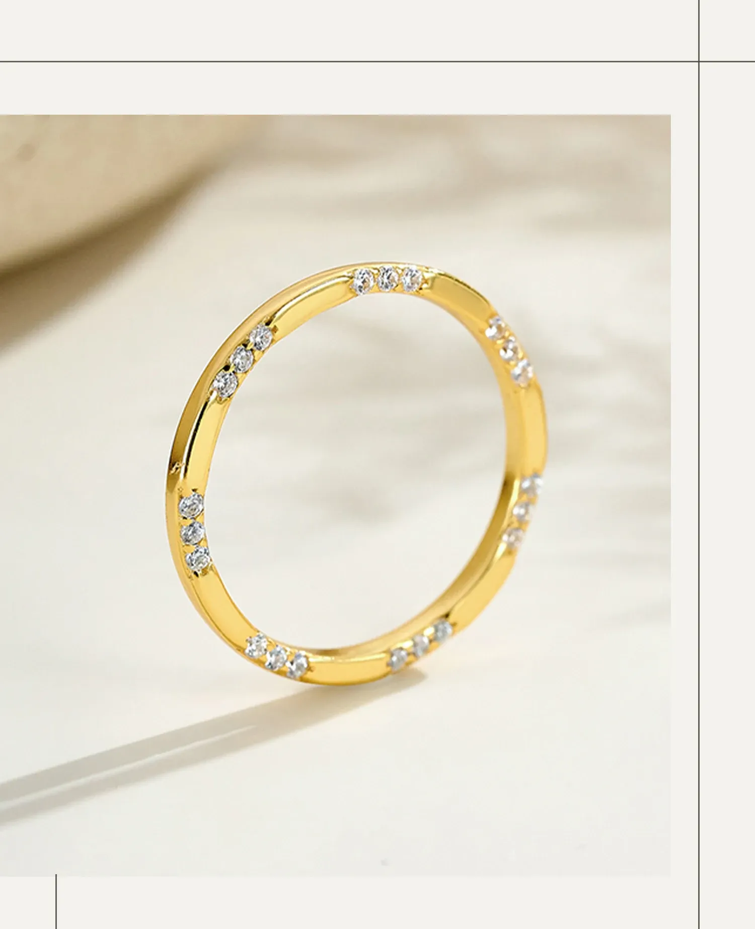 Фин сребърен пръстен с циркон и гравюра LOVE