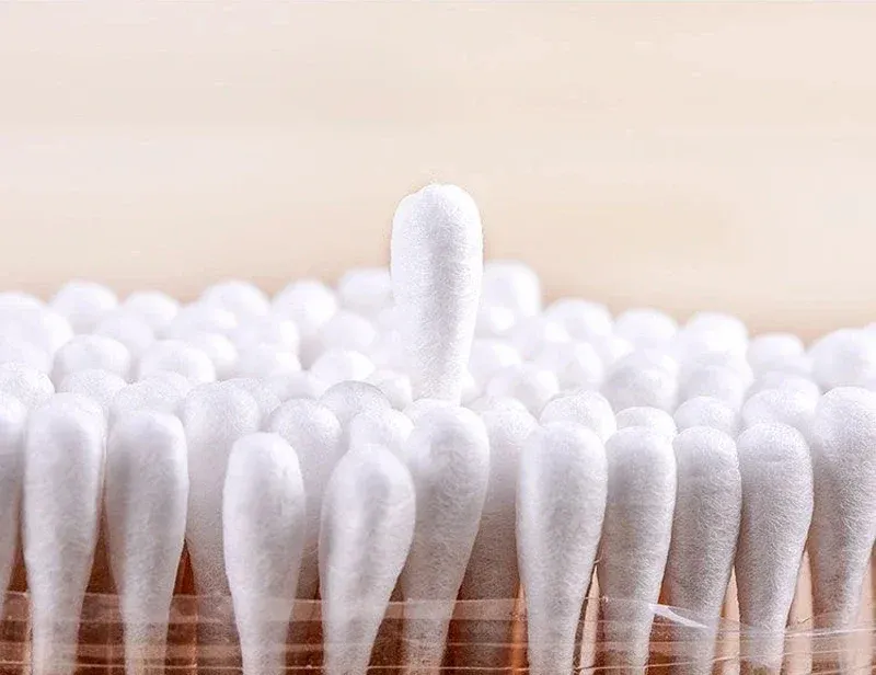 Компактен органайзер за памучни клечки с бамбуков капак