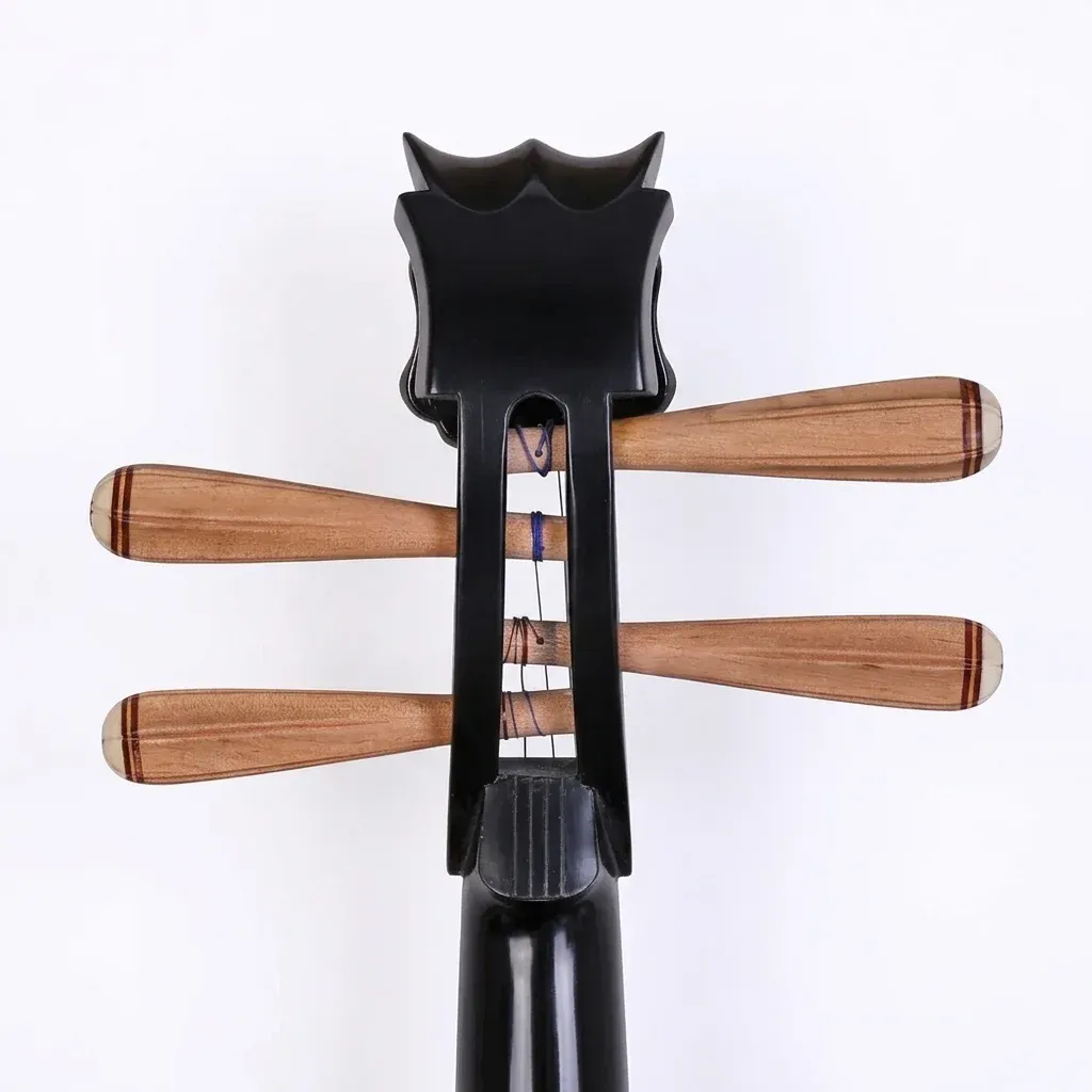 Люцин с черна глава и дървени ключове