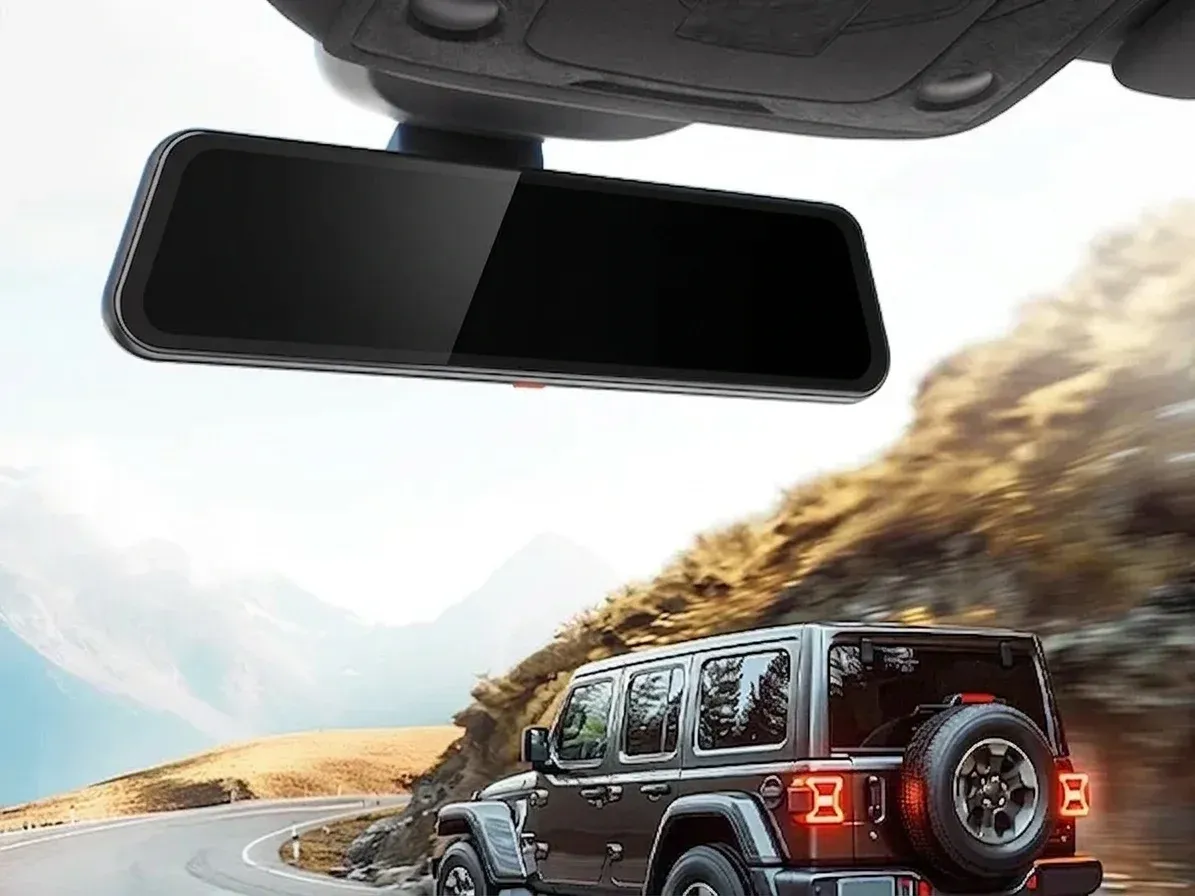 WOLFBOX огледален видеорегистратор на бял фон