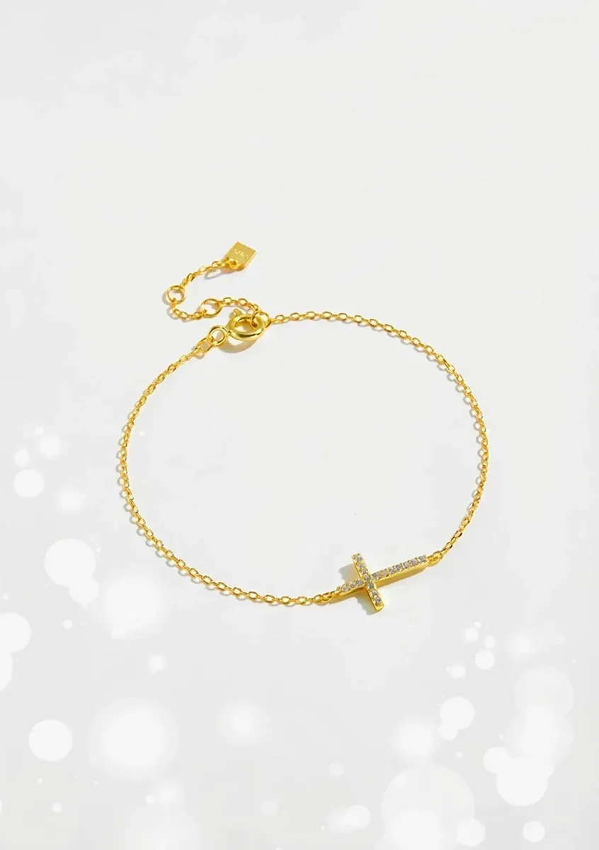 Златиста гривна с кръст и циркони