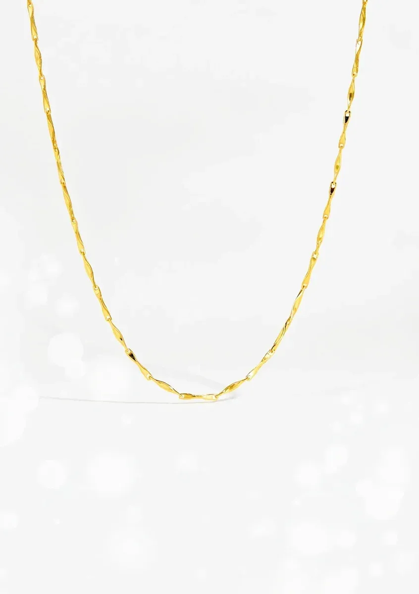 Златисто усукано тънко чокър колие