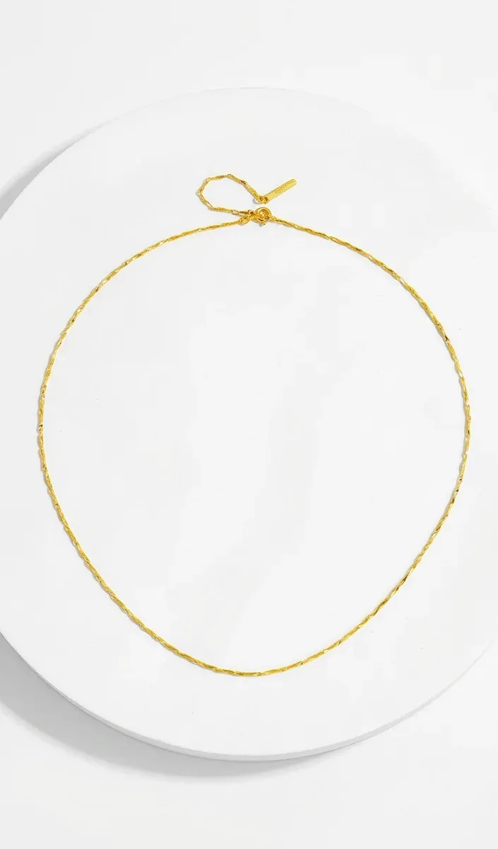 Златисто тънко усукано чокър колие