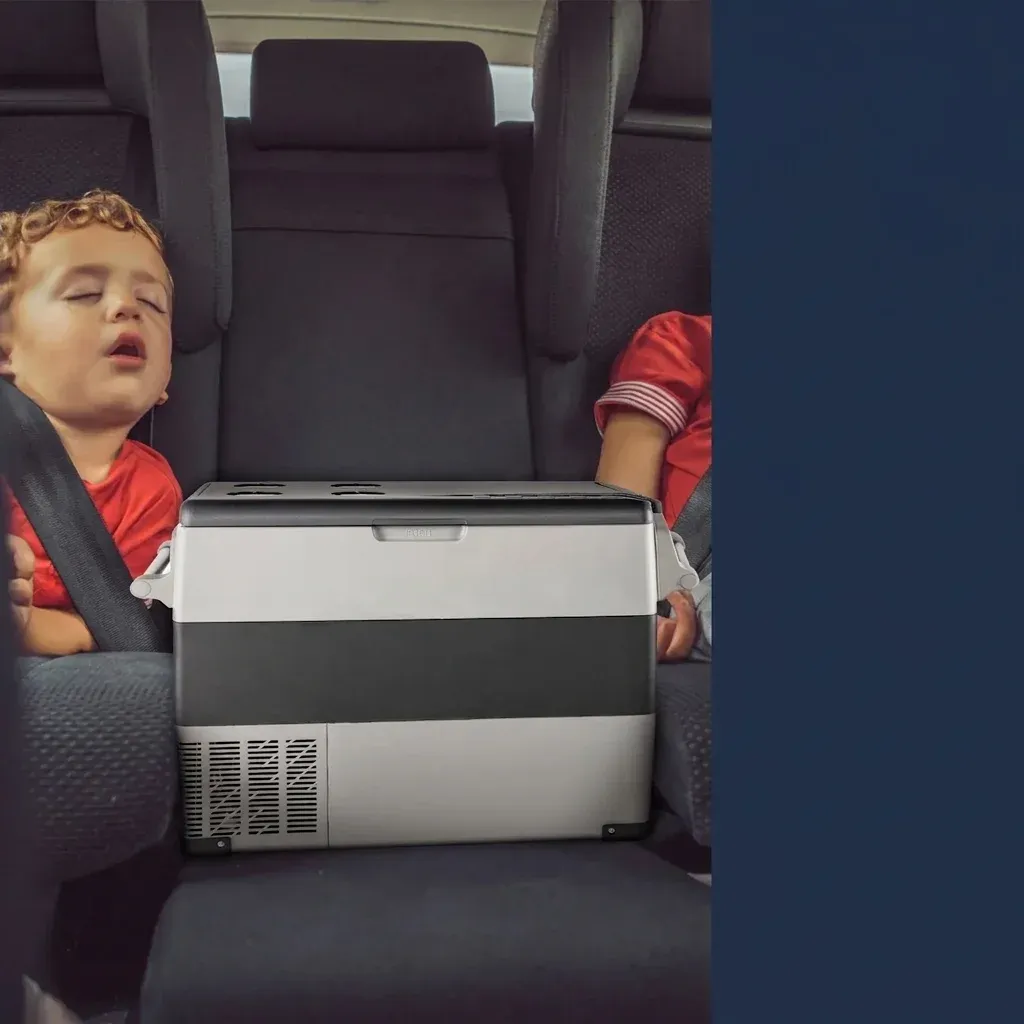 Преносим автомобилен хладилник без стикери