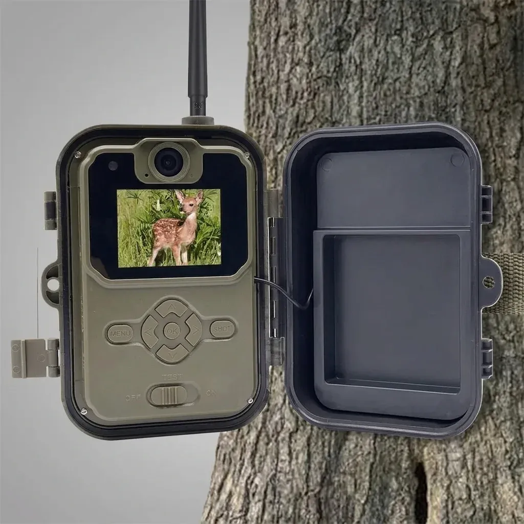 4G ловна камера отворена на бял фон