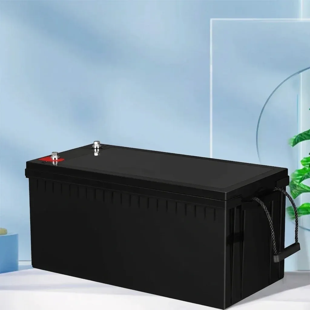 Черна LiFePO4 батерия на бял фон