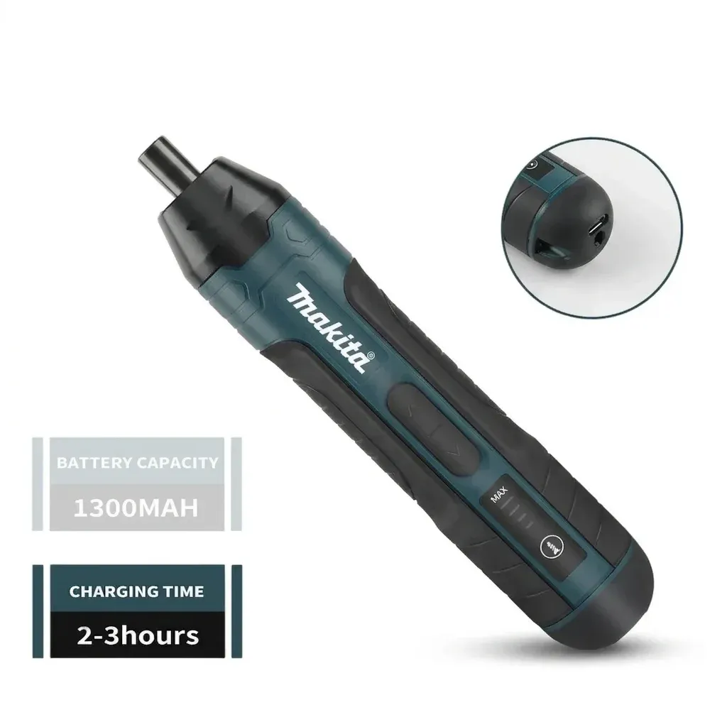 Компактен акумулаторен винтоверт Makita на бял фон