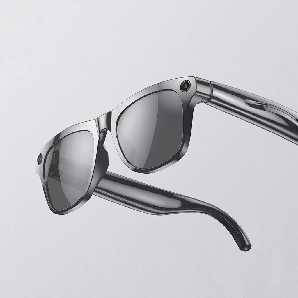 Сребристи смарт очила с тъмни лещи